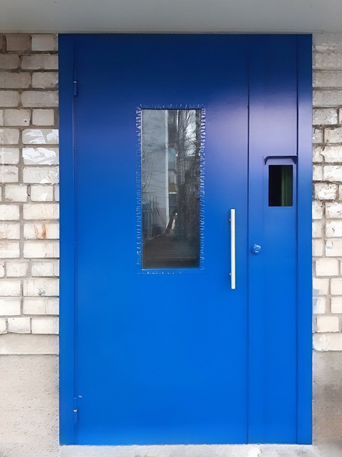 Синяя дверь с окном в подъезд