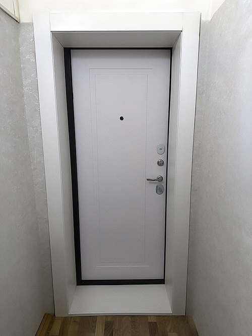 Белая входная дверь Белая входная дверь