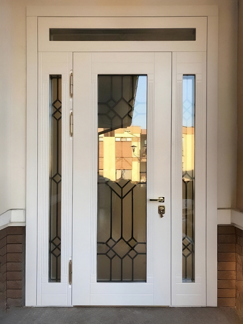 Белая дверь в частном доме Белая дверь в частном доме