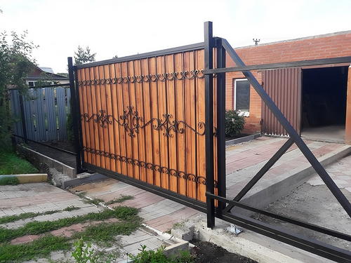 Ворота с деревом